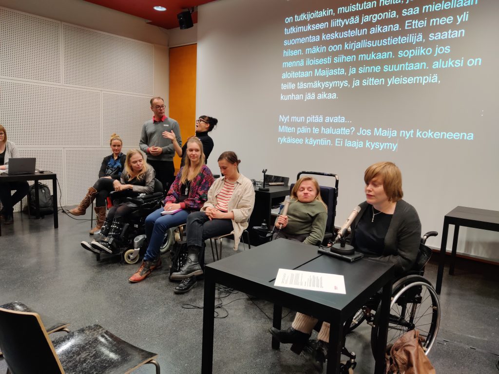 Från höger panelisterna Sanni Purhonen, Maija Karhunen, Jemina Lindholm, Outi Salonlahti och Taru Perälä