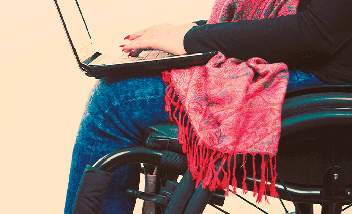 Illustrationsbild på en kvinna som sitter i en rullstol med en bärbar dator i famnen.