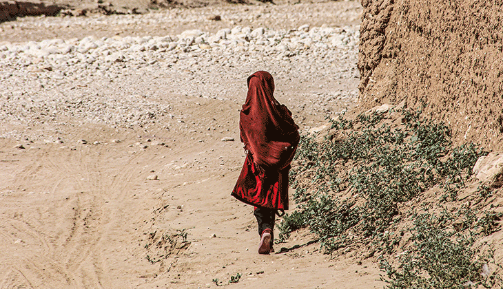 Illustrationsbild på en flicka klädd i rött i Afghanistan.