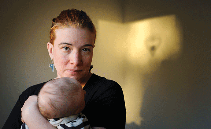 Andrea Westerlund håller sin baby i famnen.