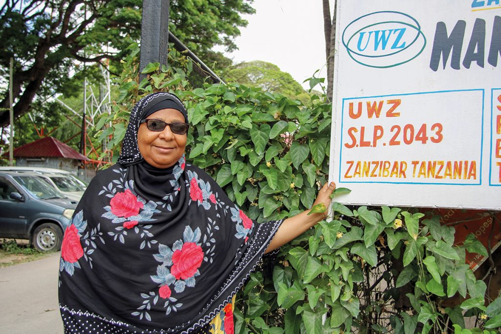 UWZ-ordförande Salma Hajj Sadat hoppas att arbetslösa unga kan utbildas till att köra motoriserade tvåhjulingar.
