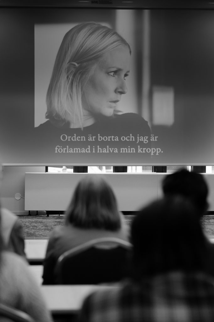 Svartvit bild på en bild av Christa Mickelsson med texten "Orden är borta och jag ör förlamad i halva min kropp".