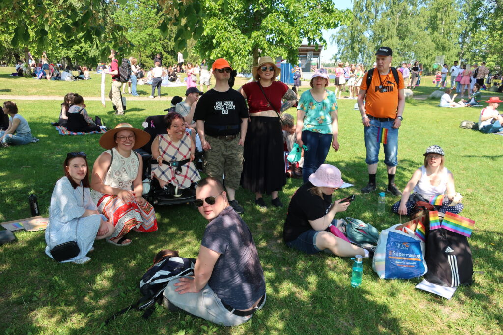 SAMS vänner som deltar i Vasa Pride 2023 har samlats i parken.