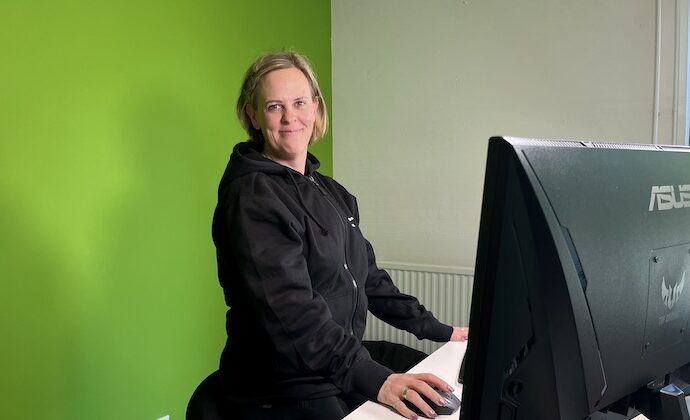 Sandra Westerholm framför sin dator.