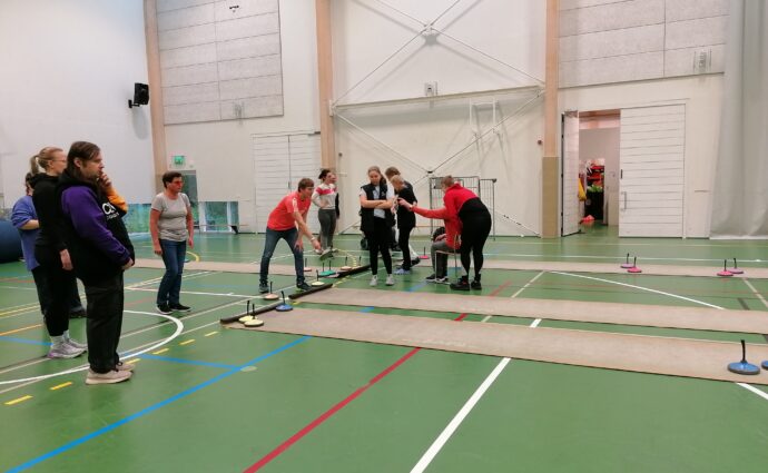 SAMS vänner testar på alpcurling på Solvalla.