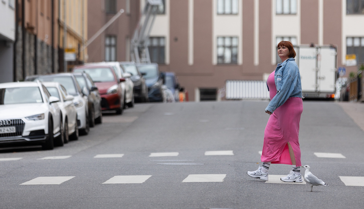 Anni Marttinen går på en gata i Helsingfors.