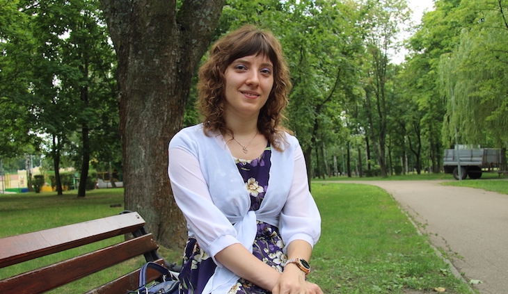 Viktoria Mishchenko sitter på en parkbänk.