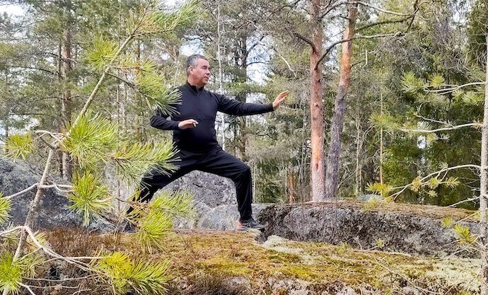 Staffan Portin tränar rörlighet i skogen.