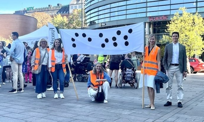 Demonstration för funktionshinderrättigheter.