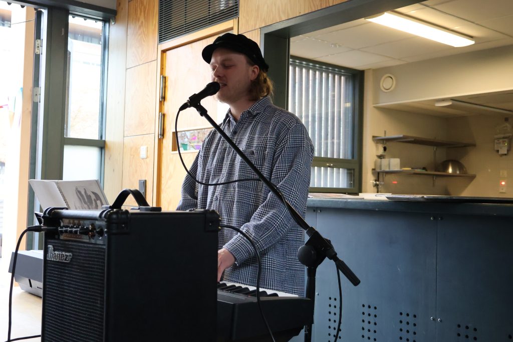 Svante Sjöholm spelar keyboard och leder allsången.