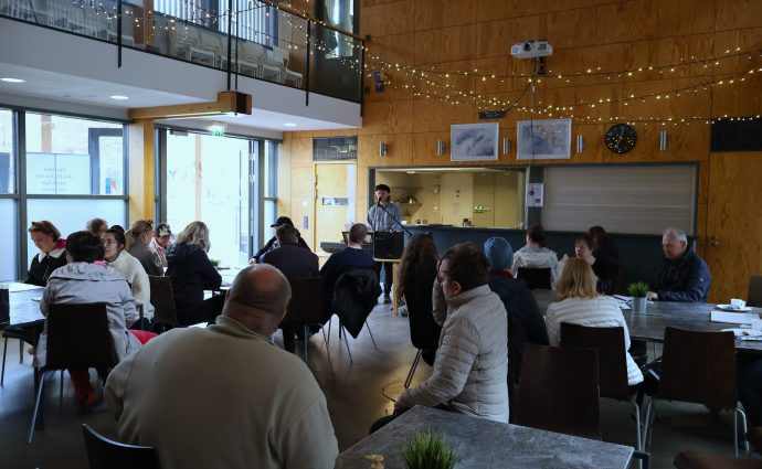 Vårjippots deltagare sjunger med i allsången som leds av Svante Sjöholm.