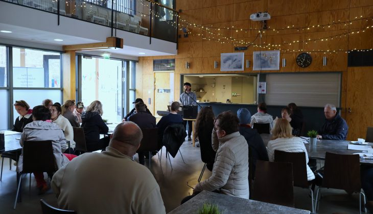 Vårjippots deltagare sjunger med i allsången som leds av Svante Sjöholm.