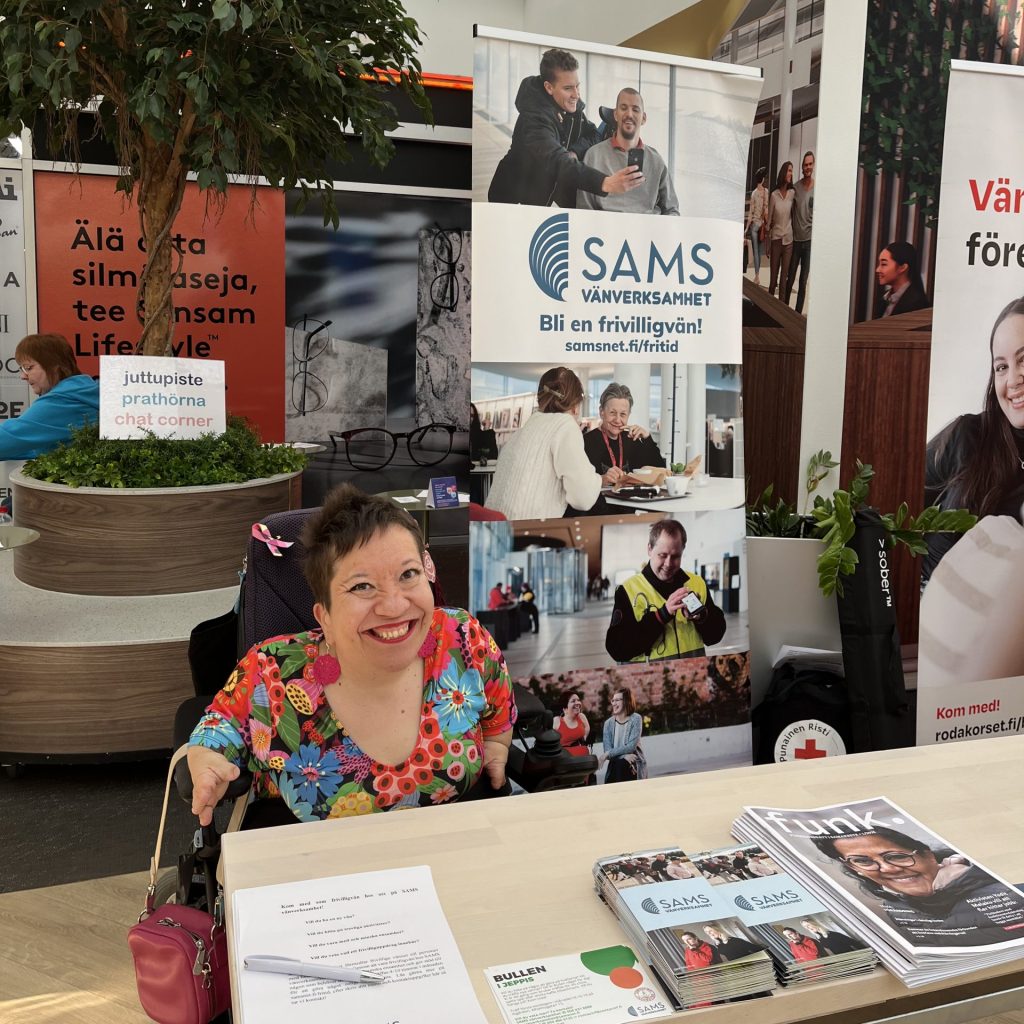 Frivilligkoordinator Anna vid SAMS monter på tillgänglighetsdagen.