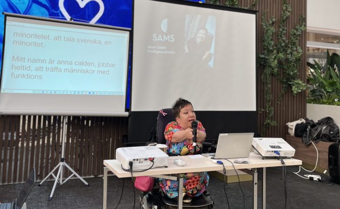 Frivilligkoordinator Anna håller en presentation om SAMS vänverksamhet.