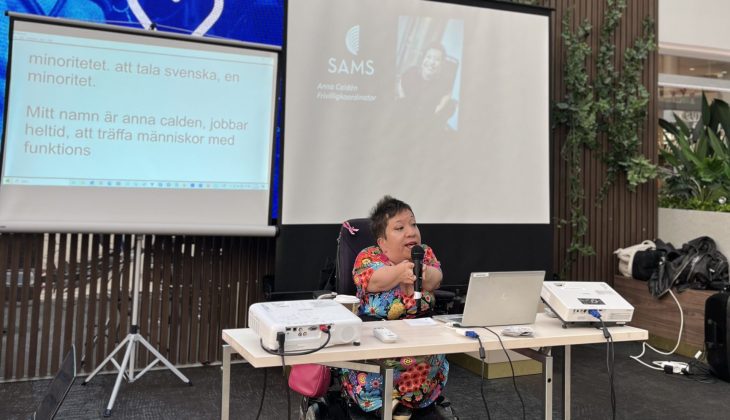 Frivilligkoordinator Anna håller en presentation om SAMS vänverksamhet.