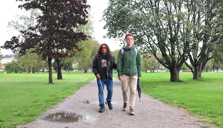 Gagan Chhabra med sin assistent.