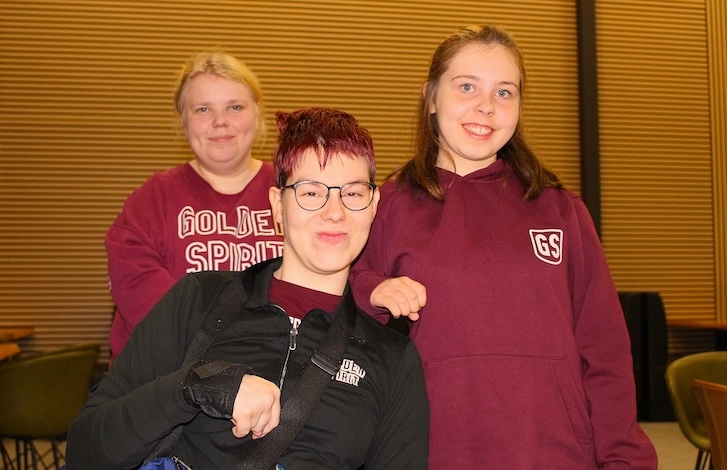 Noora, Hilla och Sanni tränar paracheer.