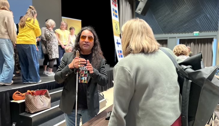 Gagan Chhabra i samtal med åhörare i en föreläsningssal.