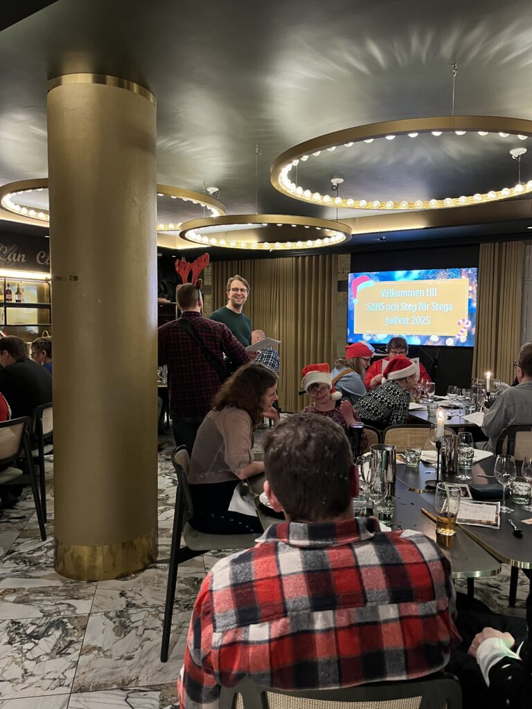 Martin leder allsången och Alexander spelar gitarr under julfesten.