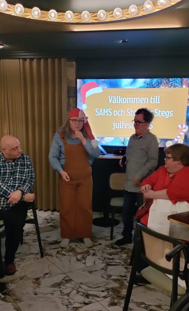 Nan och Jonne gör pantomimteater. Två personer ur publiken sitter på var sin sida om dem.