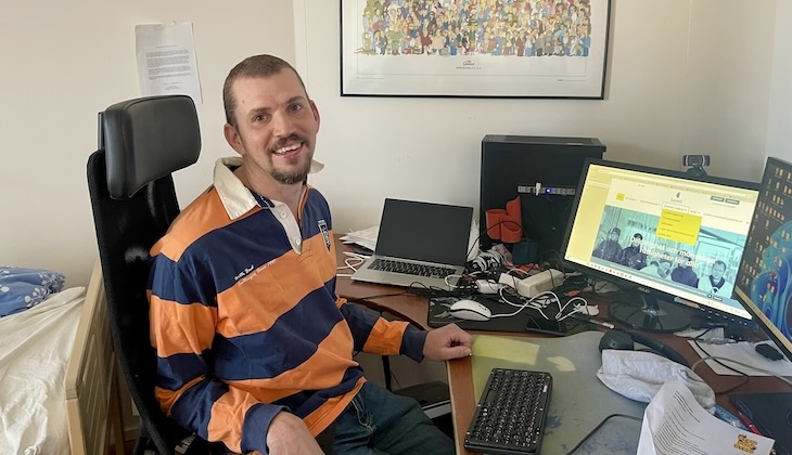 Jonas Bergholm i sitt kontor.