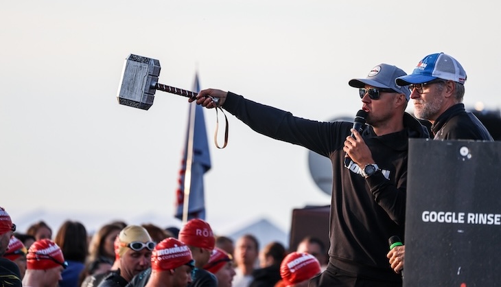 Robson Lindberg som speaker på en Ironman-tävling.