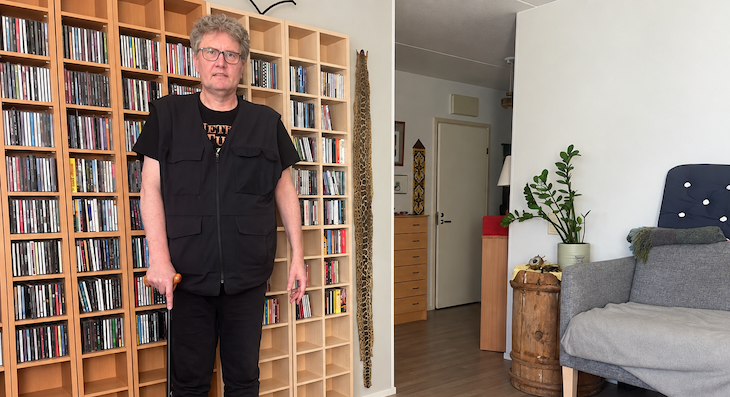 Dan Eskil Jansson i sin lägenhet.