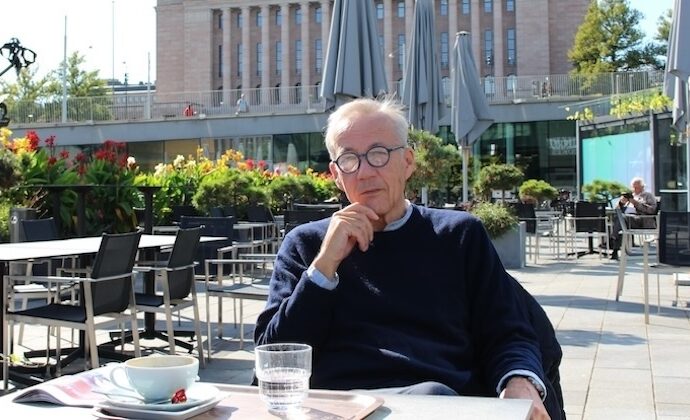 Sixten Korkman framför riksdagshuset.