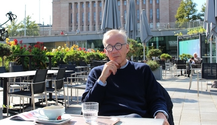 Sixten Korkman framför riksdagshuset.